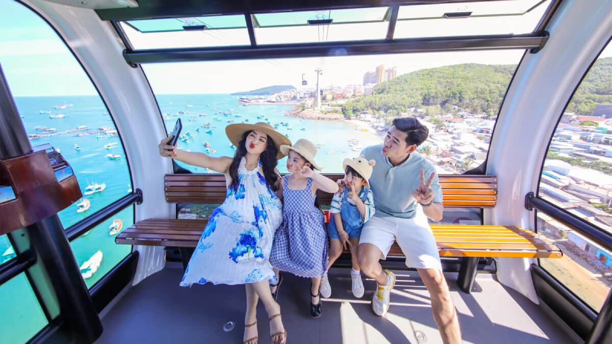 Cabin cáp treo Hòn Thơm di chuyển trên biển ngắm quần đảo An Thới